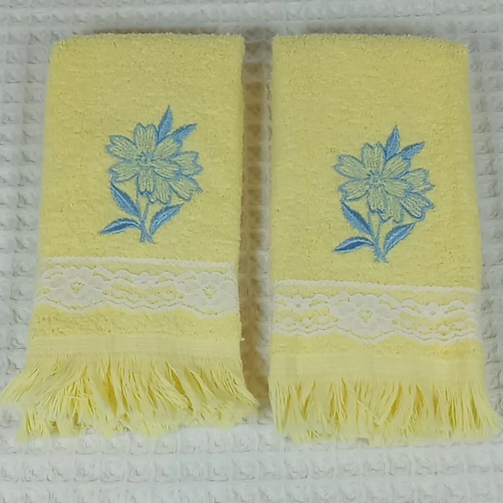 Vintage Unbranded Yellow Fingertip Towels w/Blue Flower & Lace Details
